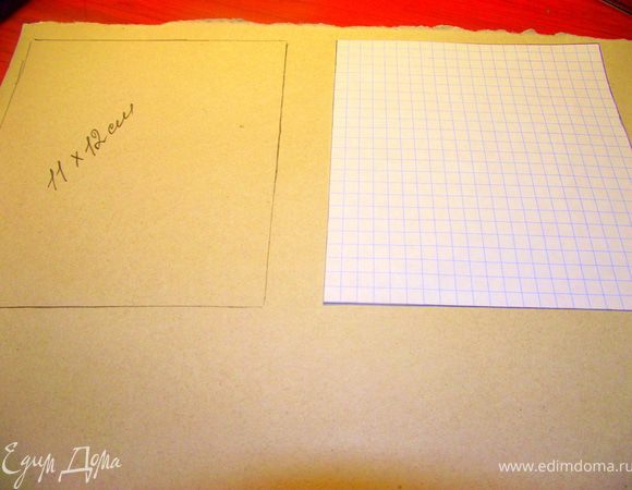 Теперь вырежем трафареты. Для начала на листке в клеточку, а потом обведём на картон. 