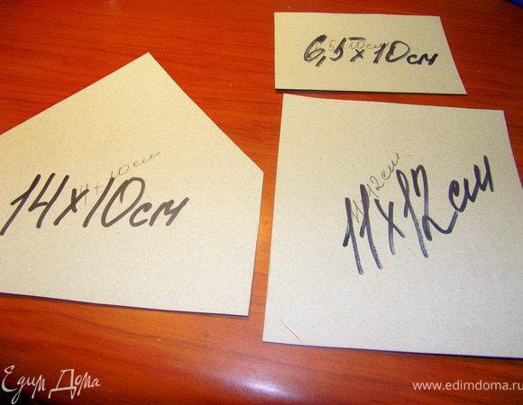 Для крыши заготовка 11х12 см (2 штуки);
Для боковых стен заготовка 6,5х10 см (2 штуки);
Для фасада заготовка 14х10, при этом высота стены 6,5 см (2 штуки).