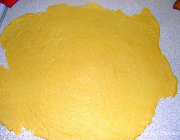 Тесто раскатать в тонкий пласт.