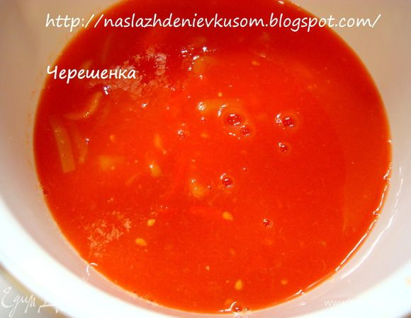 Берем томатный сок. У меня домашняя заготовка с кусочками перца. Но если у вас нет томатного сока, то вы можете взять стакан холодной воды и растворить в ней 1 ст.ложку с верхом томатной пасты… Добавить в сок сахар, перемешать…
