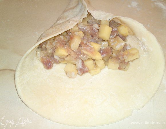 В готовый фарш перемалываем луковицы, затем небольшими кубиками режем картофель, добавляем в фарш, солим и перчим по вкусу.