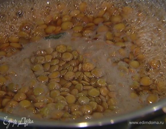 Чечевицу залить горячей водой, добавить лавровые листья и отварить до готовности.