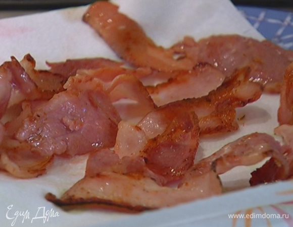 Разогреть сковороду, обжарить бекон со всех сторон и выложить на бумажное полотенце.