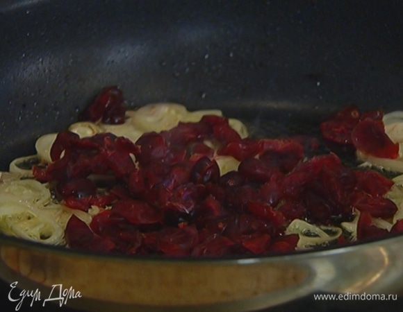 Добавить вишню и немного обжарить, затем посолить, поперчить, всыпать сахар, влить бальзамический уксус, перемешать и подержать на огне еще пару минут.