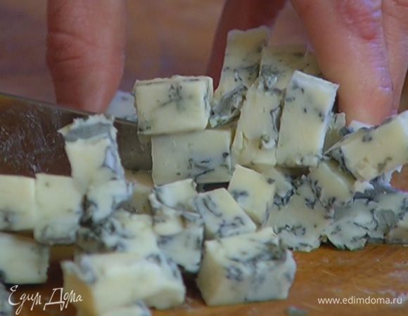 Горгонзолу нарезать небольшими кусочками.