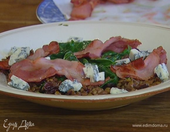 Чечевицу со шпинатом выложить на блюдо, сбрызнуть оливковым маслом, посолить, поперчить, разложить сверху обжаренный бекон и кусочки горгонзолы.