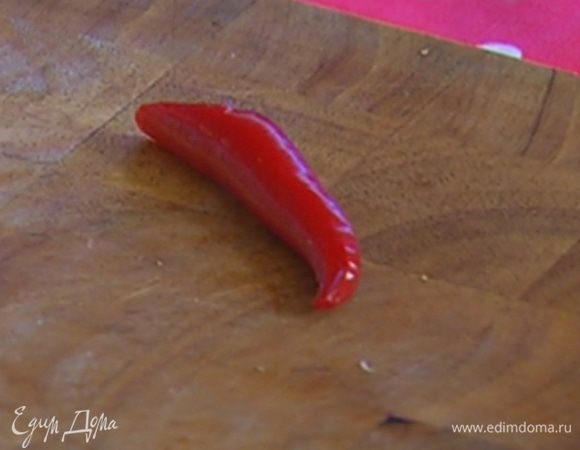 Перец чили мелко порубить.