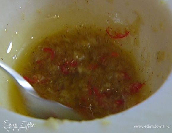 Приготовить маринад: чеснок и имбирь со щепоткой соли и перца растереть в ступке в однородную массу (если нет ступки — растереть плоской стороной ножа на разделочной доске), затем соединить с оливковым маслом, медом и чили.