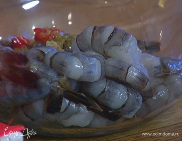 Креветки выложить в маринад и все перемешать.