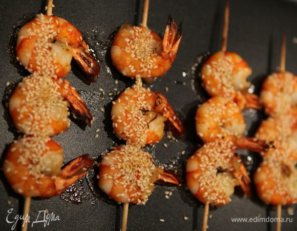 Отправить креветки под гриль и запекать до готовности.