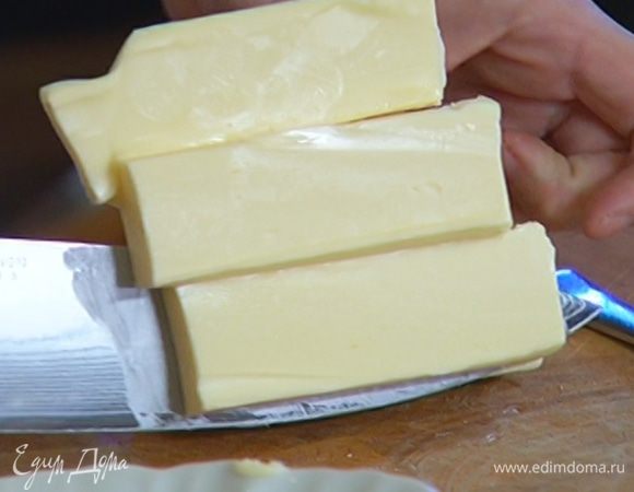 Нарезать 80 г предварительно охлажденного сливочного масла небольшими кубиками.