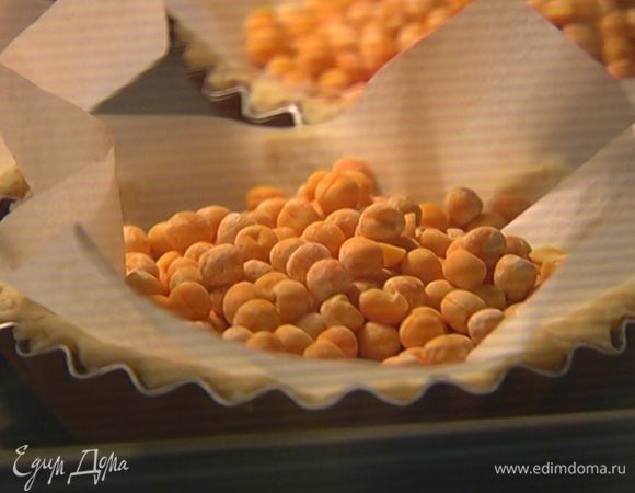 Отправить тарталетки в разогретую духовку на 15−20 минут, затем удалить горох и выпекать еще 10 минут.