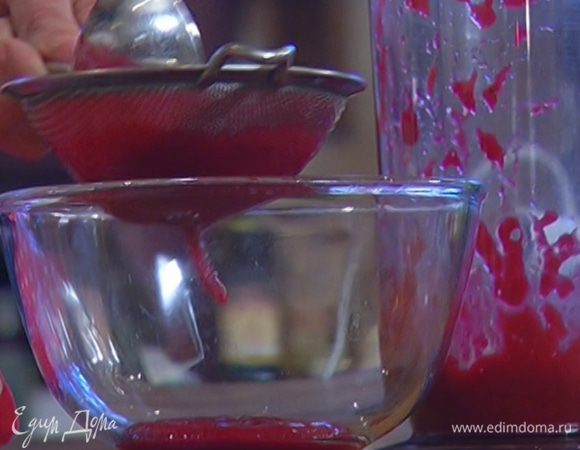 Размороженную малину измельчить погружным блендером в пюре, затем протереть через сито, чтобы удалить мелкие косточки.