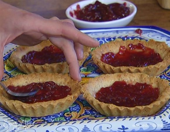 В каждую корзиночку выложить немного малинового варенья.


 