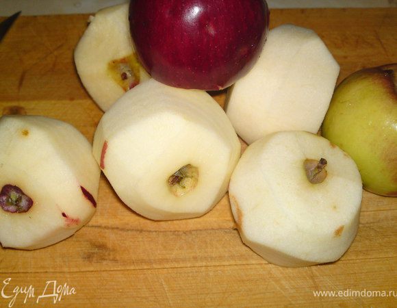 Яблоки очистить от кожуры и от сердцевины, порезать дольками.
