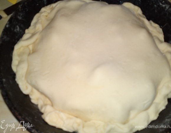 раскатав тесто, мы берем и им закрываем наши яблоки. Ст авим в духовку мин. на 15-20, при температуре 180 градусов