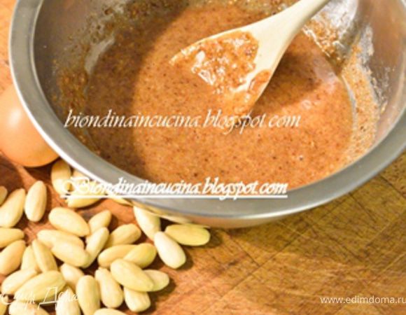 Разогреть духовку до 160C 
Смешать сахар с миндальной мукой и поставить на водяную баню.Через несколько минут добавить мед,миндальную арому и белки.Продолжать держать на водяной бане,постоянно помешивая.Должна образоваться вот такая масса.
Дать получившейся массе немного остыть.