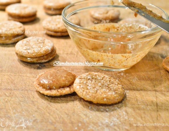 Готовым macarons дать остыть и каждую вторую половинку смазать той массой,которая была в холодильнике.