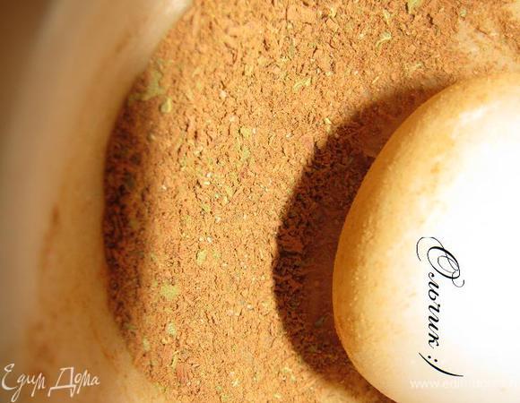 Растираем в ступке корицу, гвоздику, зерна кардамона, лавровый лист.