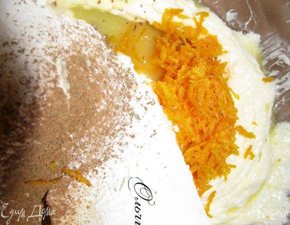 Добавляем к яично-масляной смеси муку, специи, цедру и сок имбиря. Замешиваем тесто, формируем шар, заматываем его в пищевую пленку и отправляем в холодильник на 1 час, можно 1,5.