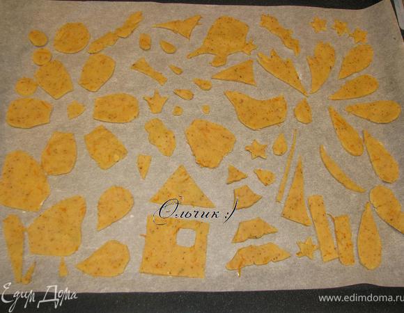 Раскатываем тонко тесто, прикладываем заготовку из картона и вырезаем часть мозаики. Выкладываем на пергамент, перед тем как отправлять в духовку ставим на 15 минут в холодильник.