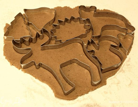 Раскатываем тесто толщиной ~0,5 см, вырезаем желаемые формочки. 