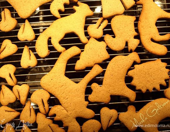 Выкладываем на противень с пергаментом. Выпекаем 5-7 минут при 175С. Для остывания лучше переложить на решетку, иначе получатся сухими.