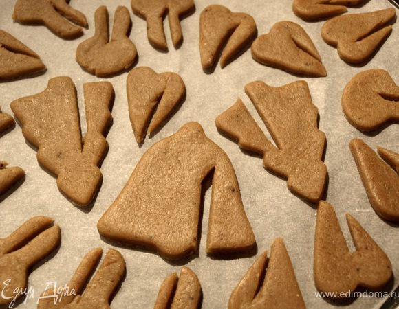 Я вырезала проём для того, чтобы можно было надеть печеньки на стакан с молоком/кофе/какао. (идею и рецепт нашла на http://blogs.babble.com)