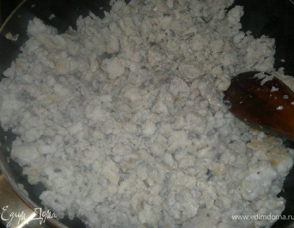 готовим фарш, пропускаем через мясорубку рыбу и лук,затем его немного парим в сковородке