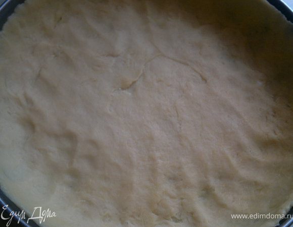 Берём немного теста,чтобы сверху накрыть,оставшее тесто распределяем  в сковородке, делаем бортик