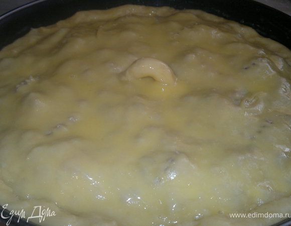 накрываем сверху тестом  и края защипываем.немного продырявте вилкой