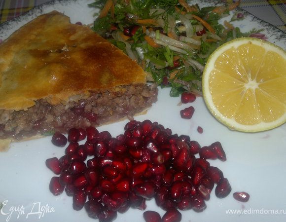 подавала я его  с  салатом, который очень нравится  моей  семье,именно с рыбой)))  сейчас  выставлю и его)))) Приятного всем апетита))))