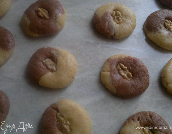 затем их округлить и положить на них орехи. Готовятся они при температуре 180 гр.  15-20 минут