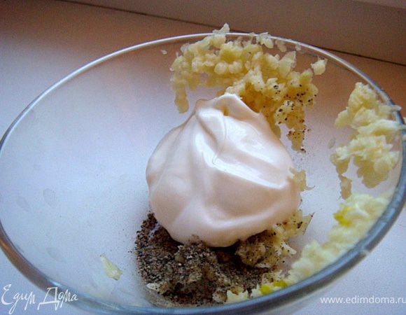 Мясо помыть, обсушить, удалить (если есть- пленки,сухожилия).
Разрезать мясо в форме книжки (не доконца) и раскрыть.
Посолить,поперчить.
Чеснок пропустить через пресс, у укропа отрезать стебли- оставить веточки-листики.