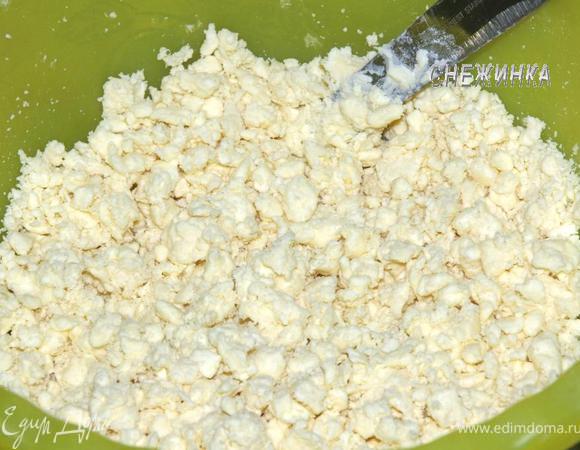 В начале необходимо заняться слоеным тестом. Приготовим тесто 1. Насыплем в миску муку и добавим маргарин, порезанный на куски. С помощью ножа изрубим маргарин с мукой в крошку. 