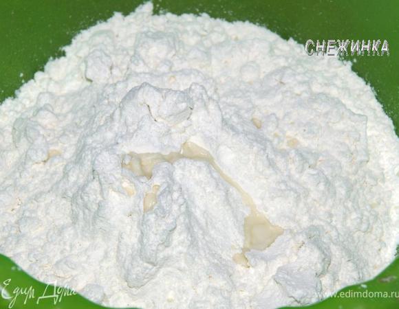 Теперь подготовим тесто 2. В миску высыпаем муку. Добавляем к муке уксус (или лимонный сок), соль.