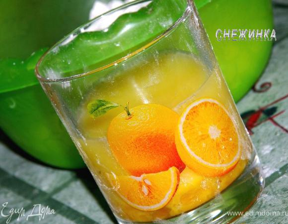 В стакан вбиваем яйцо. Доливаем в него воды, чтобы получилось 2/3 стакана жидкости. Взбиваем слегка ложкой, чтобы яйцо смешалось с водой, и вливаем в муку. 