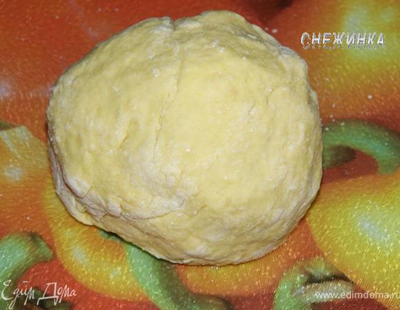 Хорошо вымешиваем тесто, сначала ложкой, а затем руками на присыпанной мукой поверхности. 