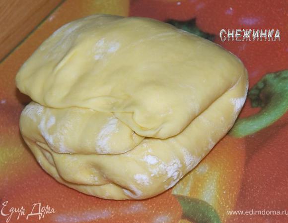 Через 30 минут достаем тесто из холодильника, кладем на раскатываемую поверхность и раскатываем скалкой, не сильно, так, чтобы можно было вновь свернуть конвертом. Сворачиваем и вновь отправляем в холодильник на 30 минут.