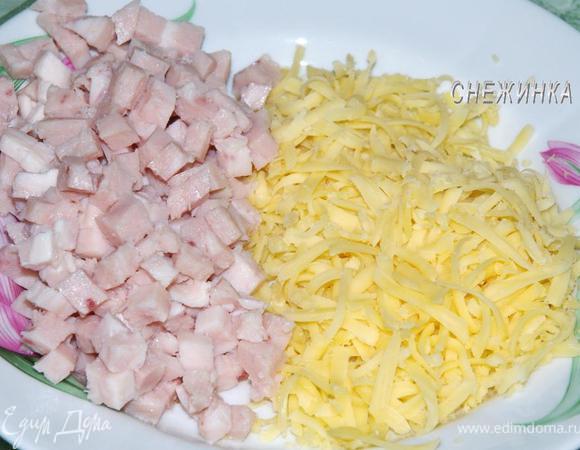 Пока тесто последний раз стоит в холодильнике, начнем подготовку начинок. Для ветчинно-сырной начинки, натираем на терке сыр, ветчину нарезаем маленькими кубиками.