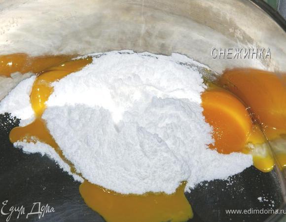 Шоколадная начинка. Отделяем желтки яиц, отправляем в сотейник, добавляем сахарную пудру, ванилин. 