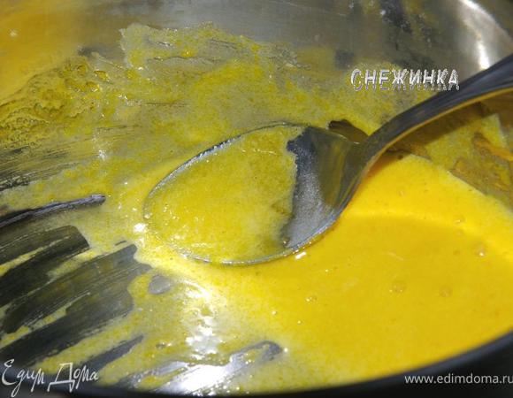 Хорошенько растираем ложкой и ставим на водяную баню, варим до того состояния, когда масса начнет загустевать. 