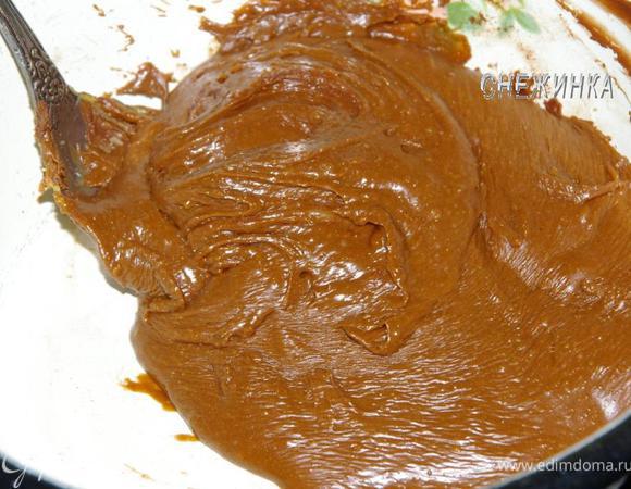 Когда яичная масса готова, добавляем к ней растопленный шоколад, быстро и тщательно перемешиваем. Добавляем сливочное масло и вмешиваем в основную массу. Получается не жидкая и не застывающая шоколадная масса, приятно мягкая и гладкая. 