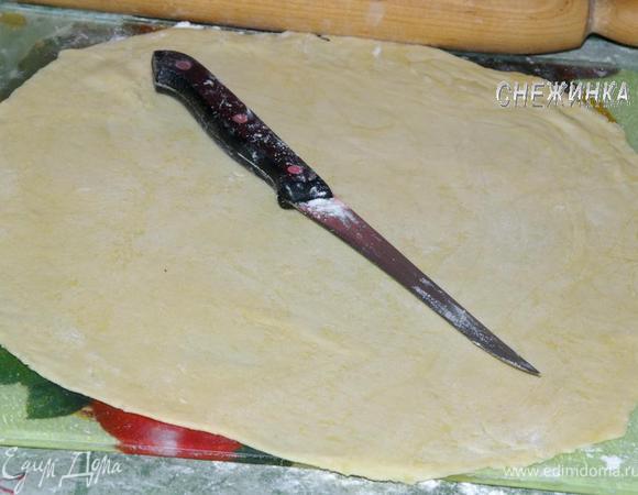 Теперь можно приступить к формирования круассанов. Тесто делим пополам. Одну часть отправляем пока в холодильник. Оставшуюся половину делим еще раз пополам и начинаем одну из них раскатывать в круг.