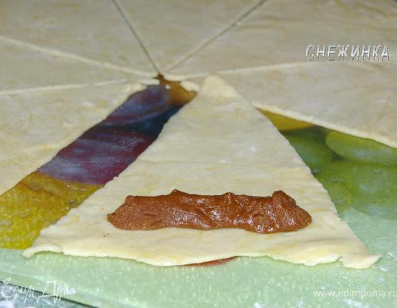 Теперь делим круг на 8 секторов. Получаются треугольнички. На широкий край треугольника кладем шоколадную начинку по всей длине.