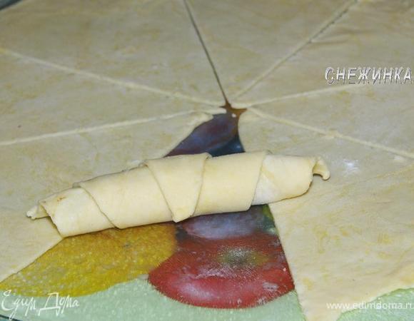 Сворачиваем рулетом к острому краю треугольника.