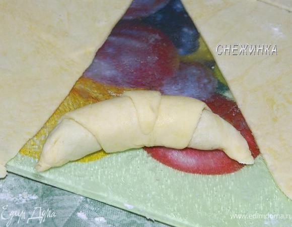 Теперь скрепляем края, чтобы важная для нас начинка не вытекала, формируя в виде круассана (рогалика).