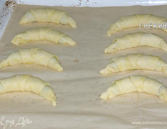 Так поступаем с остальными треугольничками. Готовые круассаны укладываем на противень, застланный пергаментом.