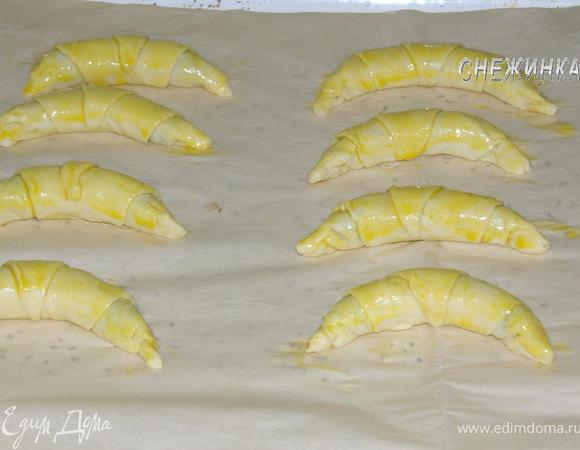 Смазываем их взбитым яйцом по всей поверхности. Отправляем в разогретую до 200С духовку ровно на 20 минут до образования золотистой корочки.