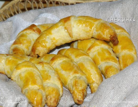 Из второй части теста (которое в холодильнике) делаем оставшиеся круассаны. Предложенное количество начинок мне как раз хватило на приготовленное количество теста. 